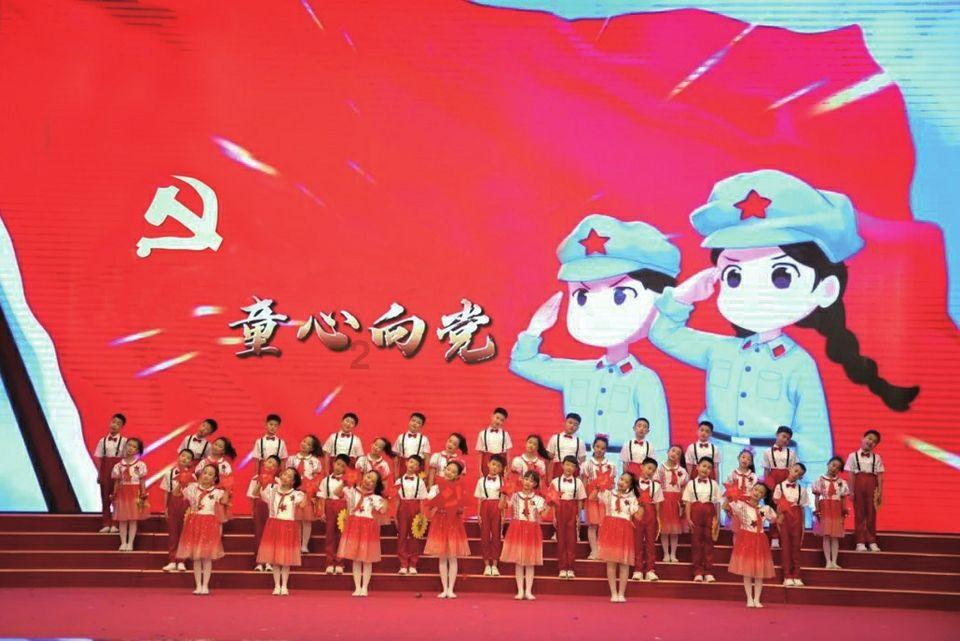 吓人!交房一年多,小区多处玻璃爆裂